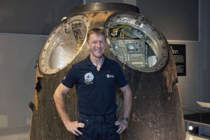 Tim Peake, retratado na frente de uma cápsula Soyuz diferente. 