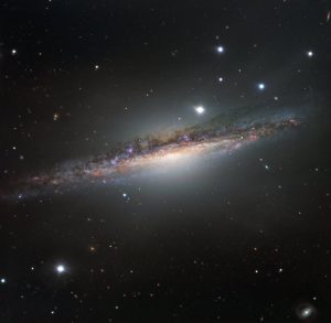NGC 1055 vista de perfil. (Créditos: ESO).