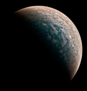 Processada pelo astrônomo amador Roman Tkachenko, a imagem mostra o pólo norte de Júpiter em toda a sua glória tempestuosa.