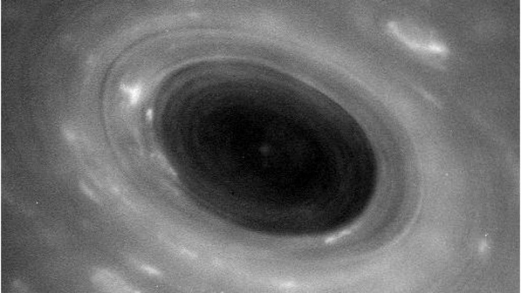 Furacão no pólo norte de Saturno.