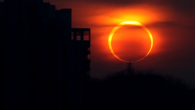 Belíssima imagem de um eclipse solar anular.