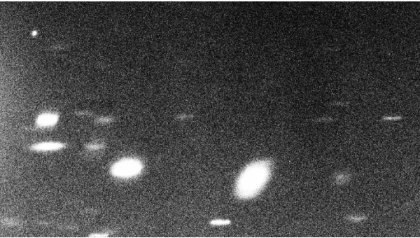 Esse GIF mostra o quasi-satélite no conto superior à esquerda. Ele é o ponto parado.