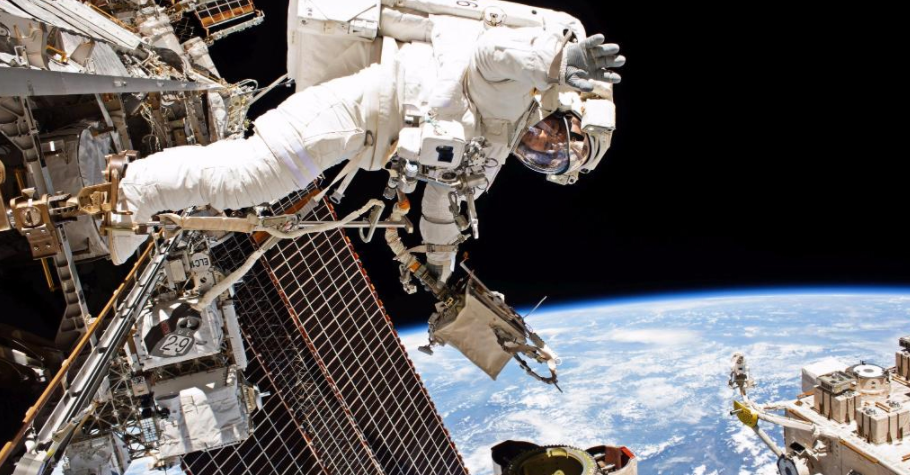 Astronauta durante um passeio espacial.