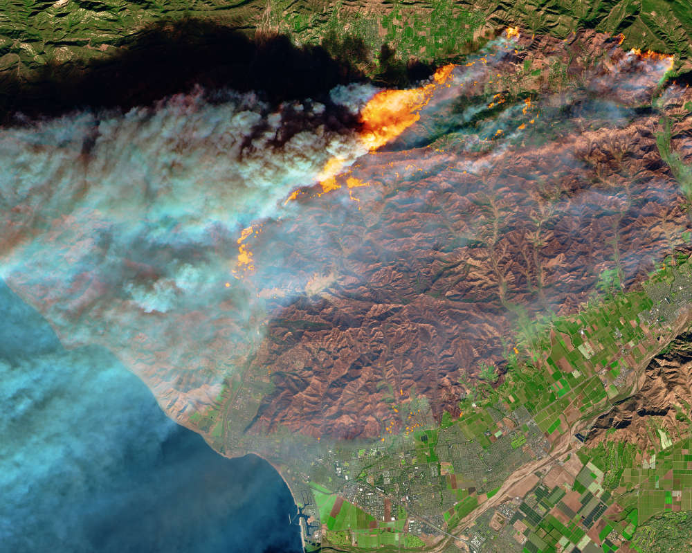 Uma imagem do satélite Sentinel-2 da ESA que mostra um incêndio no condado de Ventura.
