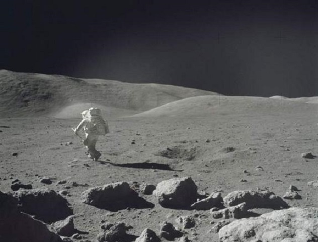061107_lunar_walk_02