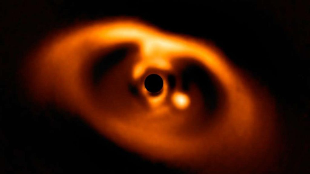 O planeta é a bolha brilhante dentro da nuvem circundante.